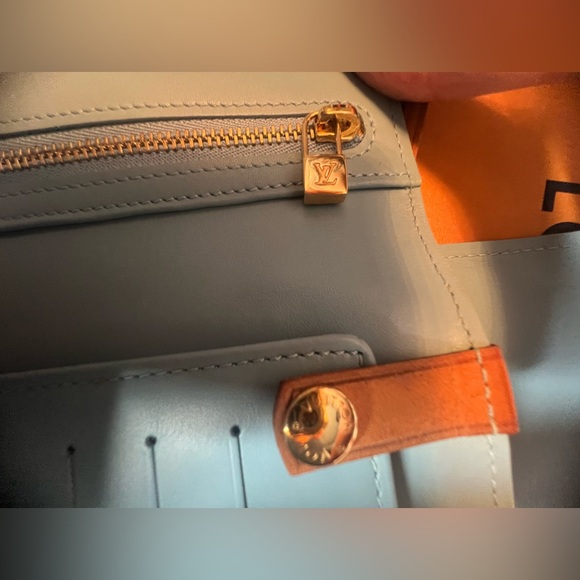 Authentic Louis Vuitton Vernis Crossbody - Picture 12 of 17